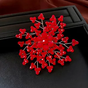 Squisita spilla a fiore con perline rosse fatta a mano su sfondo in pelle nera