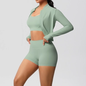 Ensemble de yoga vert sauge avec veste zippée ajustée, brassière de sport et short court
