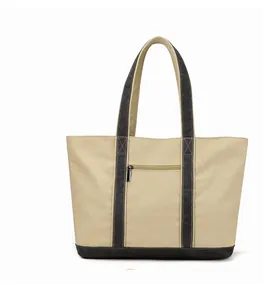 Detail der Segeltuchtasche aus beige Stoff mit grauen Trägern und Reißverschlusstasche