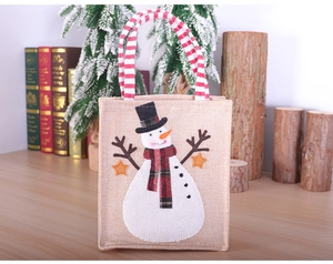 Détail du sac de Noël en toile de jute avec motif bonhomme de neige et anse rayée rouge