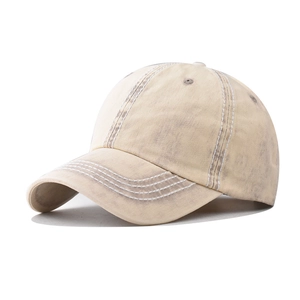 Nahaufnahme der beigen Vintage-Baseballkappe mit weißen Kontrastnähten aus Baumwolle