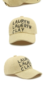 Detail einer handgewebten Stroh-Baseballkappe mit schwarzer Stickerei und Textur