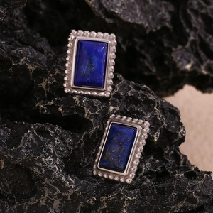Dettaglio macro di orecchini rettangolari in lapislazzuli con bordo vintage in argento