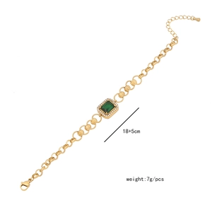 Close-up showing a green emerald gemstone bracelet with 18+5cm length and 7g weight data