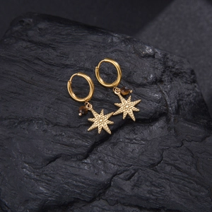 Boucles d'oreilles créoles plaquées or 14K avec perle brune et pendentif étoile à huit branches