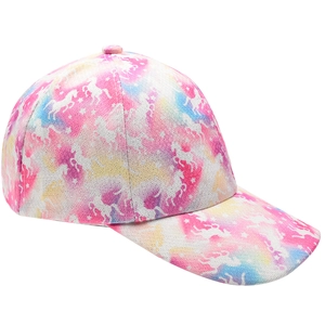 Dettaglio della stampa a unicorno sfumata rosa e viola sul cappellino da bambina