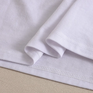 Gros plan de l'ourlet en tricot de coton blanc avec coutures à double aiguille de qualité
