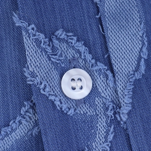 Robe longue en denim bleu avec texture jacquard à franges et bouton blanc