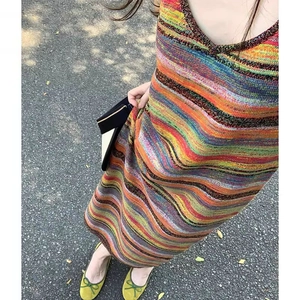 Abito lungo in maglia a righe francesi con strisce colorate e vestibilità aderente