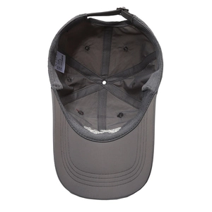 Vue intérieure d'une casquette de baseball gris foncé respirante avec sangle réglable