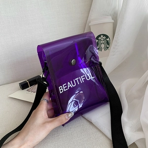 Dettaglio della borsa a tracolla in PVC trasparente viola con tracolla nera e testo BEAUTIFUL
