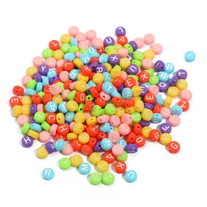 Perline alfabetiche piatte e tonde in acrilico con glitter colorati e lettere bianche per DIY