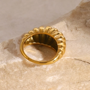 Vue rapprochée de la bague croissant plaquée or 18k sur une pierre de marbre