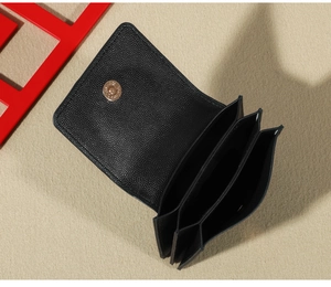 Détail du portefeuille en cuir grainé noir avec fentes pour cartes en accordéon
