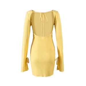 Détail du dos nu lacé et du tissu texturé de cette robe courte de couleur jaune vif