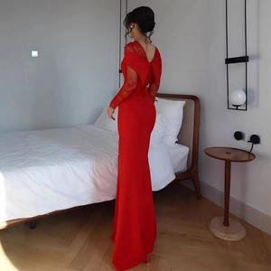 Elegantes rotes Abendkleid mit Spitze, großer Rückenschleife und Meerjungfrau-Stil