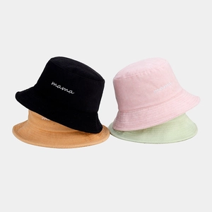Dettaglio del ricamo Mama su cappelli alla pescatora in spugna multicolore da donna