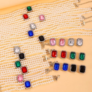 Détail de parures avec colliers en perles et pendentifs en pierres précieuses colorées