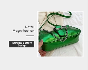 Dettaglio della borsa a tracolla verde metallizzato con catena spessa e fondo durevole
