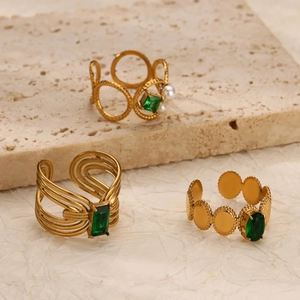 Set di anelli d'oro vintage con smeraldi verdi e zirconi su trama in pietra