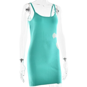 Vue détaillée du tissu en maille côtelée turquoise sur un mannequin transparent