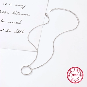 Gros plan d'un collier en argent sterling 925 avec pendentif rond style minimaliste