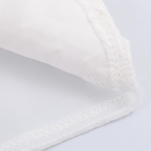 Chemise en satin blanc à manches longues avec texture tissée et ourlet surpiqué