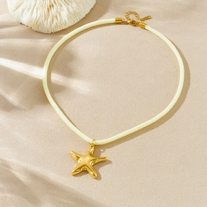 Pendentif étoile de mer dorée sur cordon tressé blanc avec décor de plage d'été