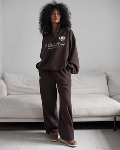 Sweat demi-zip marron foncé avec imprimé blanc et pantalon large assorti