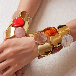 Dettaglio del bracciale a maglie in acrilico con resina marmorizzata e metallo dorato