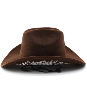 Détail de broderie florale argentée sur un chapeau de cowboy en daim marron foncé avec corde