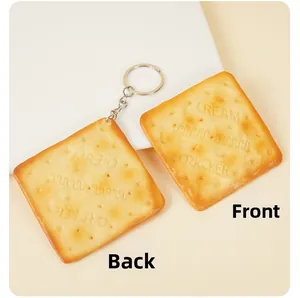 Dettaglio dei ciondoli a forma di cracker quadrati con texture fronte e retro