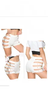 Nahaufnahme weißer sexy High-Waist-Shorts mit seitlichen Metallring-Ausschnitten