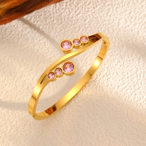 Bracelet jonc en acier doré or 18 carats orné de doubles rangées de zircons roses