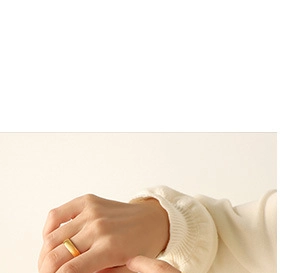 Mannequin portant une bague à perles dorées minimaliste avec une finition polie chic