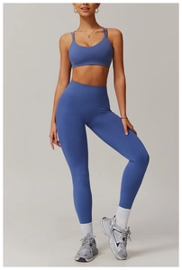 Détail de la brassière de sport dos croisé bleu clair et du legging yoga sans couture