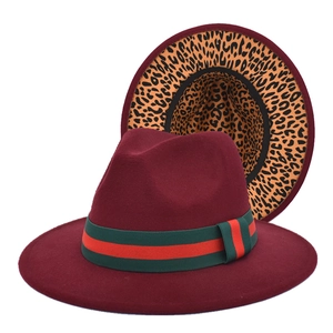 Détail du chapeau en feutre bordeaux avec doublure léopard et ruban rayé élégant
