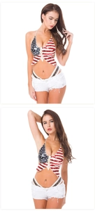 Dettaglio top di paillettes a farfalla patriottica con pantaloncini di jeans strappati