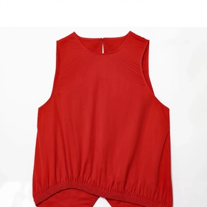 Robe midi rouge sans manches avec ouverture au dos et ourlet élastique plissé