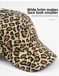 Detailaufnahme des Leopardenmusters und der breiten Krempe dieser modischen Baseballkappe