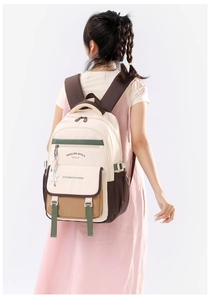 Vue arrière du modèle portant un grand sac à dos de voyage au design color-block