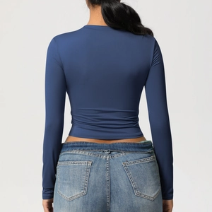 Vue arrière de t-shirt de sport moulant bleu foncé à manches longues et texture douce