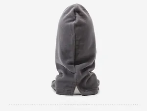 Vue arrière de la cagoule en polaire gris foncé avec fente ergonomique pour le confort du cou