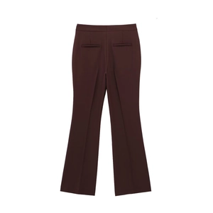 Détail d'un pantalon marron foncé à taille haute avec poches passepoilées et texture