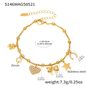 Détail du bracelet en acier inoxydable plaqué or 18K avec breloques en zircon et fermoir