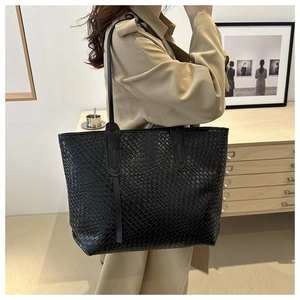 Vue détaillée du grand sac cabas noir en cuir tressé avec de longues bandoulières