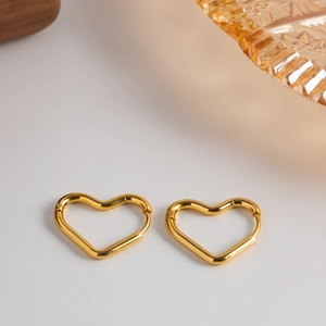 French Style Stainless Steel Heart Earrings 18K Gold Plated Minimalist Geometric Heart Ear Studs For Women Versatile Jewelry