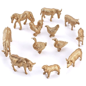 Set mit 12 goldenen Miniatur-Bauernhoftieren wie Schwein, Pferd und Geflügelfiguren