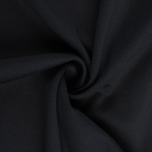 Vista macro de tela negra que muestra una caída suave y textura de tejido fino