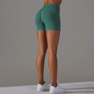 Dettaglio dei pantaloncini yoga verde scuro senza cuciture con effetto scrunch butt